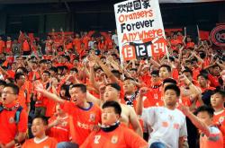 开云体育在线-足球赛场上的热血较量持续点燃观众热情