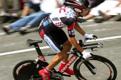 开云体育登录-德甲争冠夜惊现篮球奇景，文班亚马攻防两端统治的跨界启示