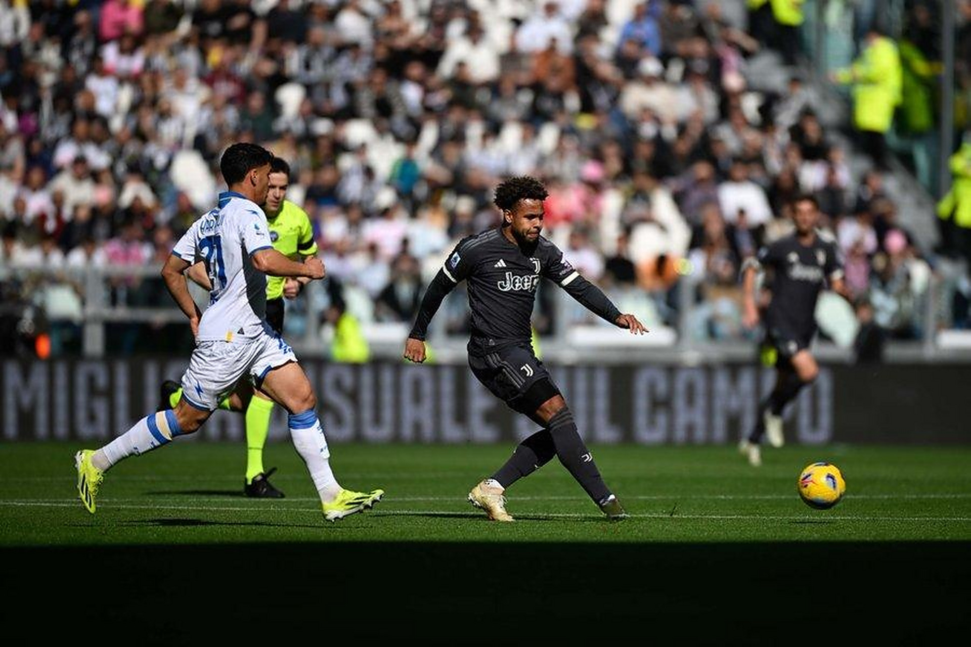 包含尤文图斯成功击败对手跻身前列的词条