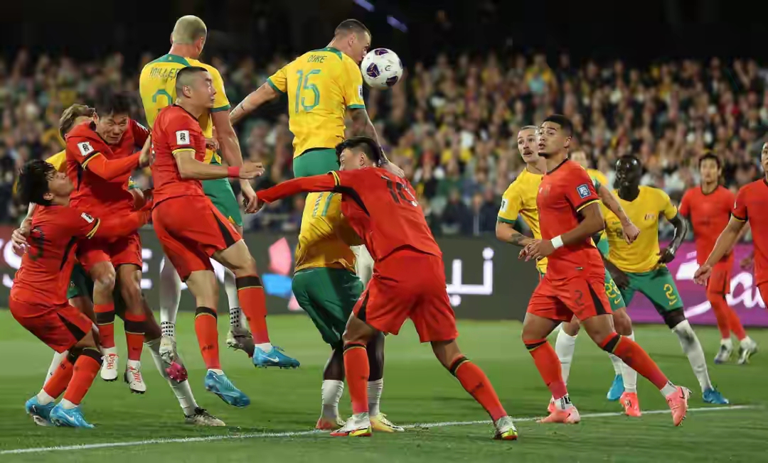 包含国际足球赛事中群星荟萃，球场变战场的词条