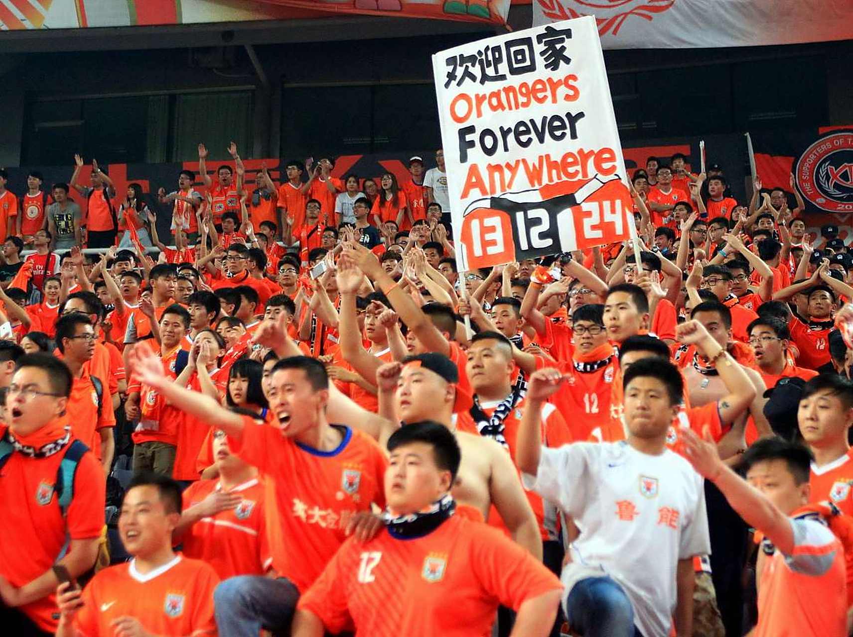 足球赛场上的热血较量持续点燃观众热情 足球赛场上的热血较量持续点燃观众热情