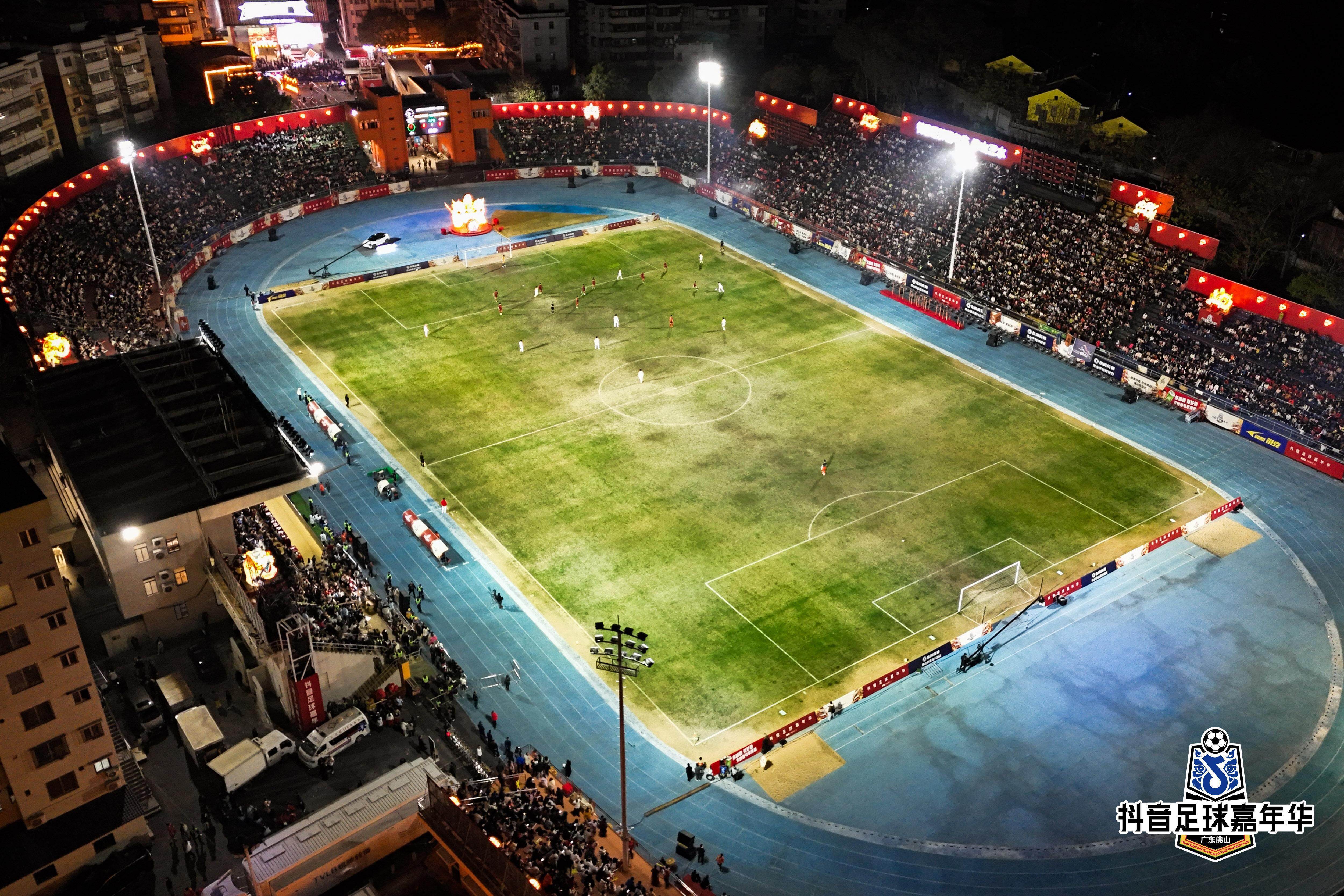 足球赛场上的热血较量持续点燃观众热情 足球赛场上的热血较量持续点燃观众热情