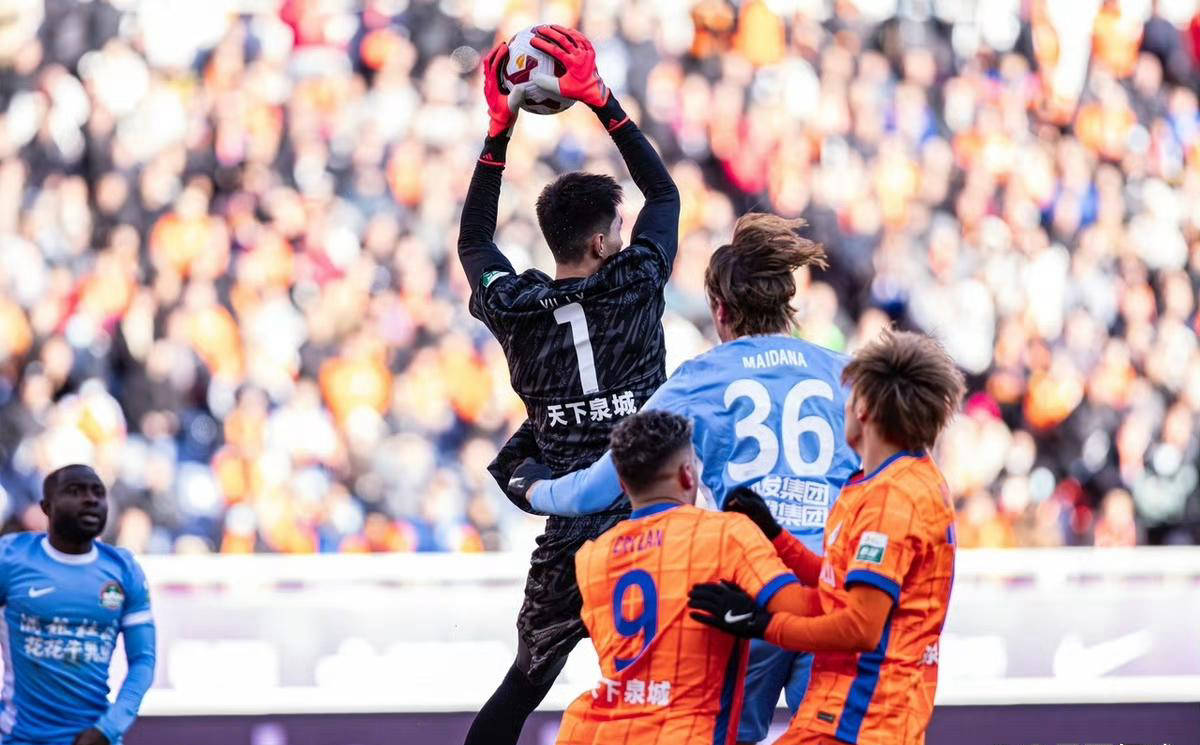 守门员神勇扑救助球队守住胜局 守门员神勇扑救助球队守住胜局