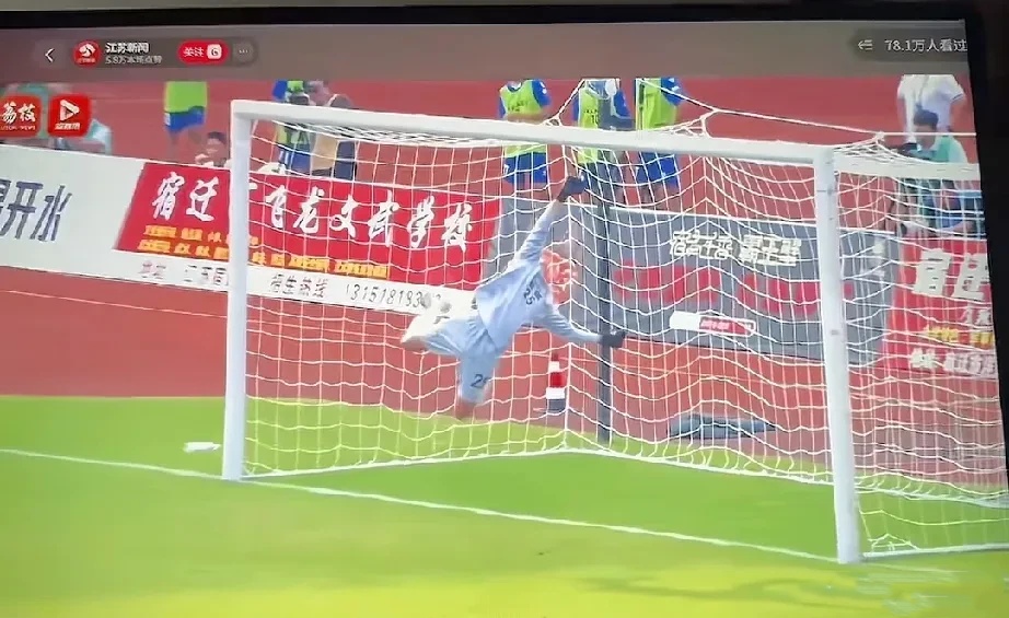 守门员神勇扑救助球队守住胜局 守门员神勇扑救助球队守住胜局