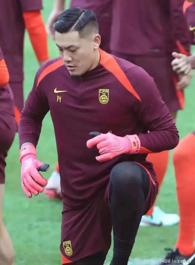 包含球员表现出色,国足队长荣膺本届锦标赛最佳球员的词条 包含球员表现出色,国足队长荣膺本届锦标赛最佳球员的词条