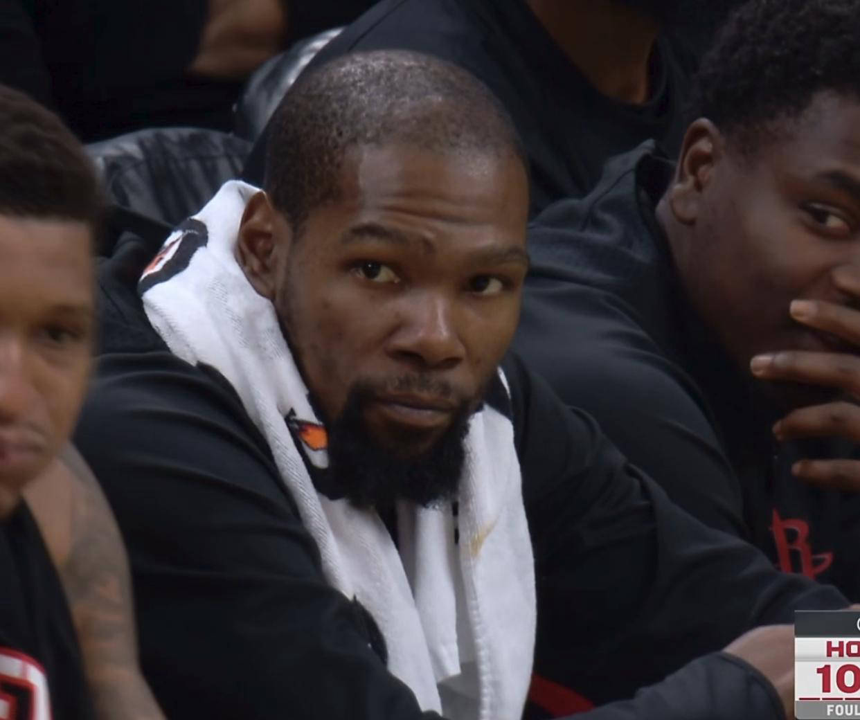 凯尔特人B队轻取波兰男篮，詹姆斯三分雨点燃全场的简单介绍