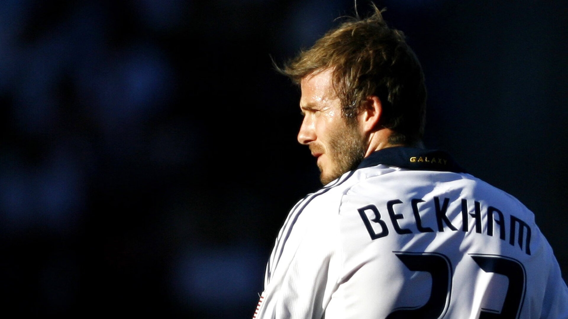 绿茵场外的战略棋局，当西甲德比点燃全球，美国终结波兰的隐喻