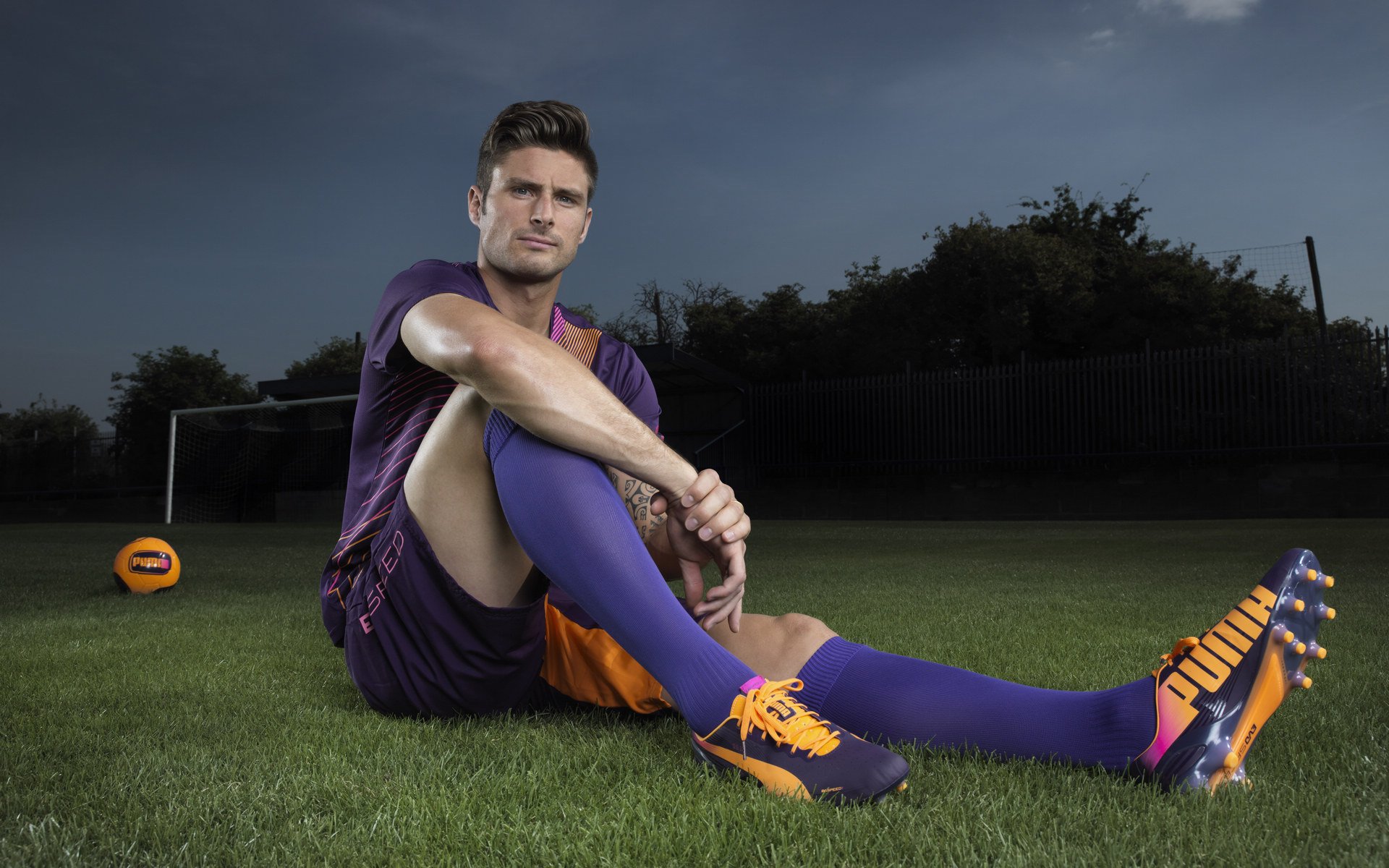 赛道上的双雄对决，梅赛德斯鏖战红牛，诺里斯惊艳四座