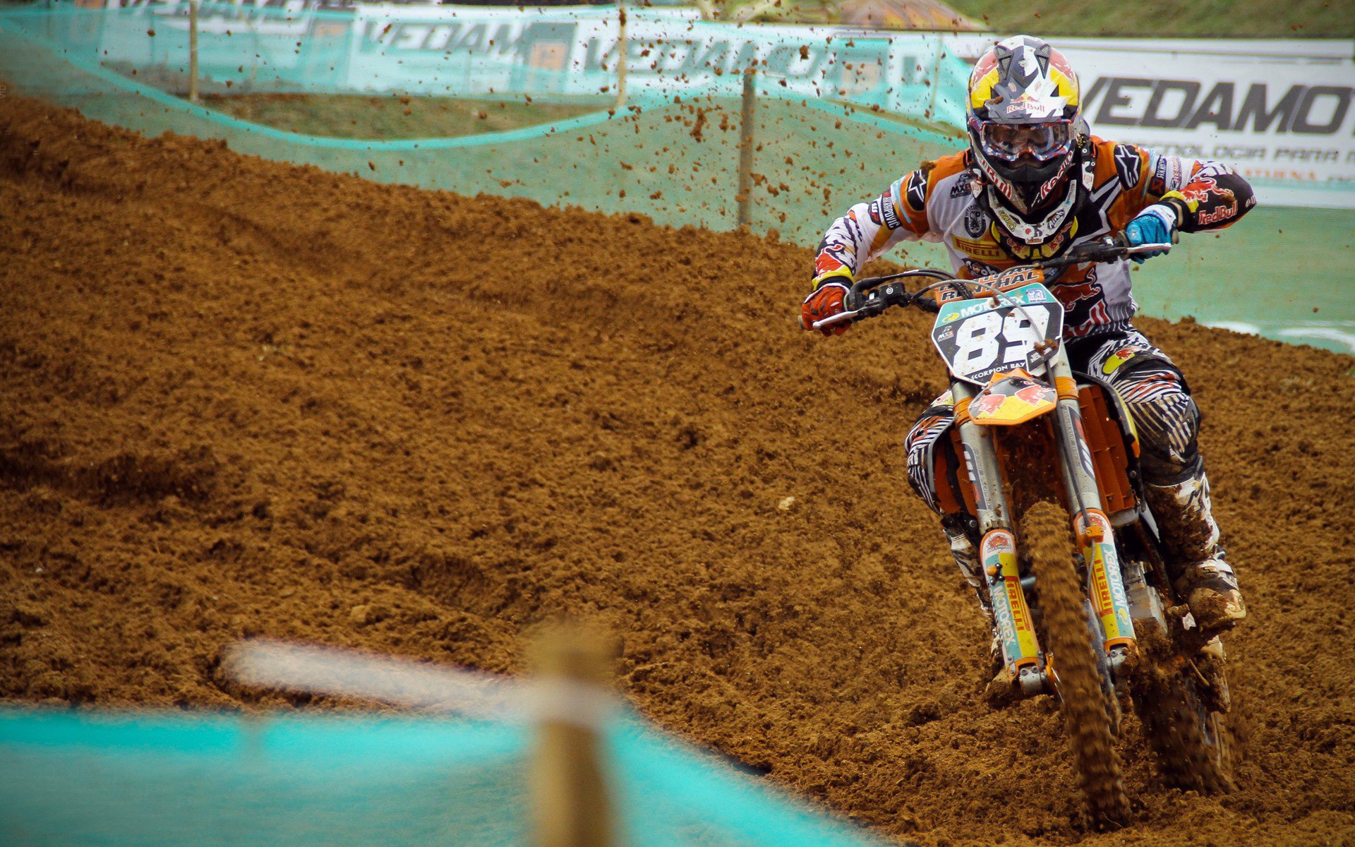 绿茵场上的冰与火，当英超争冠白热化遇见波兰的狂胜之夜